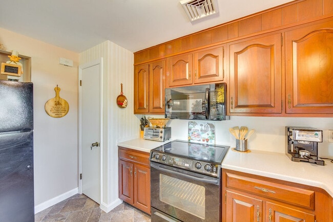 Building Photo - 25 Meadow View Dr