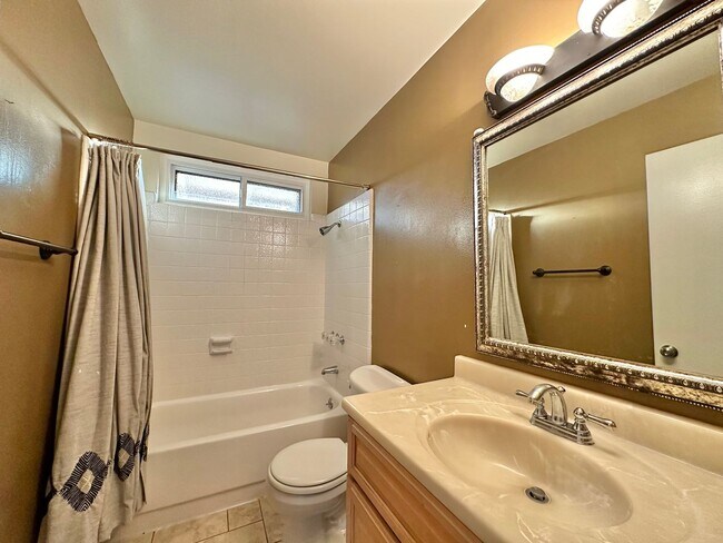 Building Photo - Elegant 3BR/2.5BA Home with Sparkling Pool!