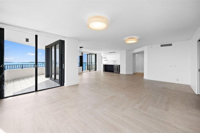 Building Photo - 520 Brickell Key Dr