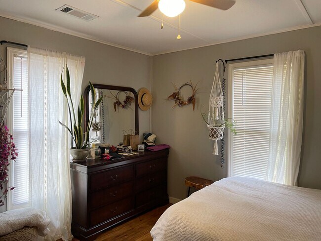 Building Photo - 3BR Close to the Heart of Normaltown