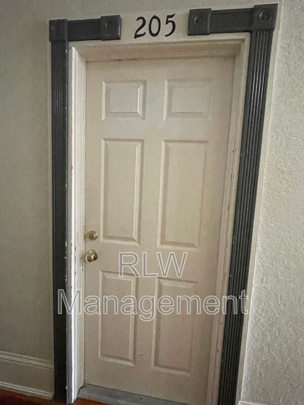 Building Photo - 11 N Central Ave