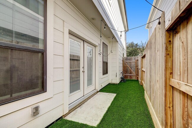 Building Photo - 5905 Petty St