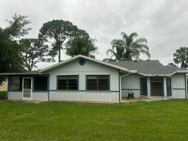 Building Photo - 1049 SW Eureka Ave