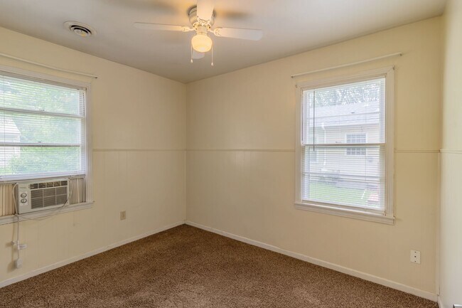 Building Photo - Cozy House With Great Yard Space!