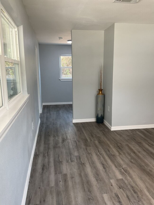 Building Photo - GORGEOUS 3BR/1BA Block Home! NO APPLICATIO...