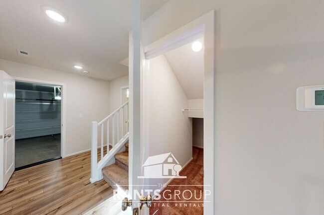 Building Photo - Great Location! Easy JBLM Commute!