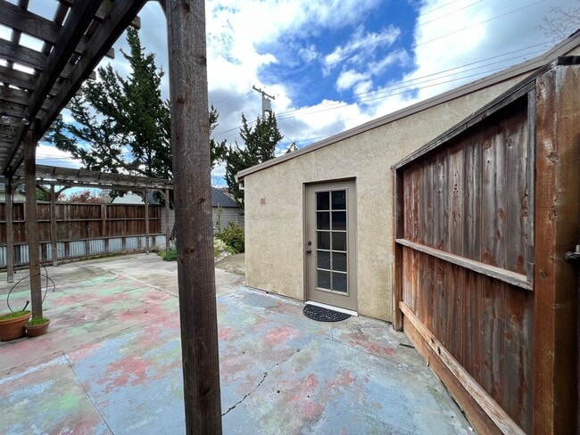 Building Photo - 1015 S Pleasant Ave