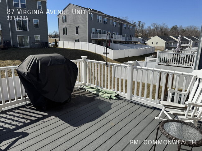 Building Photo - 3 bed/2.5 bath townhouse (available June 1...