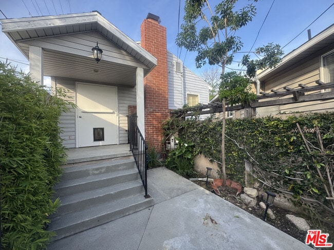 Building Photo - 3930 La Crescenta Ave