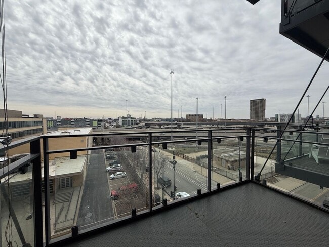 Building Photo - Great 1 Bedroom/1 Bath Great Location Close to Entertainment and Transportation!