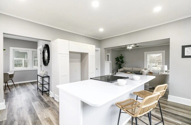 Building Photo - 3 bedroom / 2 bathroom home with Fenced Backyard For Rent on the Popular Kingman Blvd!