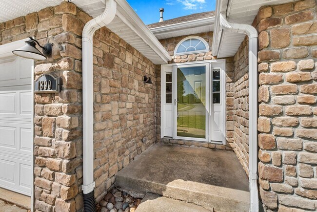 Building Photo - Charming 3-Bed, 2-Bath Home with 3-Car Garage & Fenced Yard