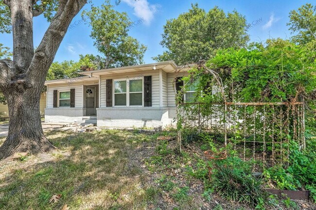 Building Photo - 1520 Hilltop Dr