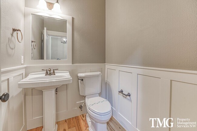 Building Photo - Stylish Beaverton Home with Built-ins, Open Layout & Private Backyard