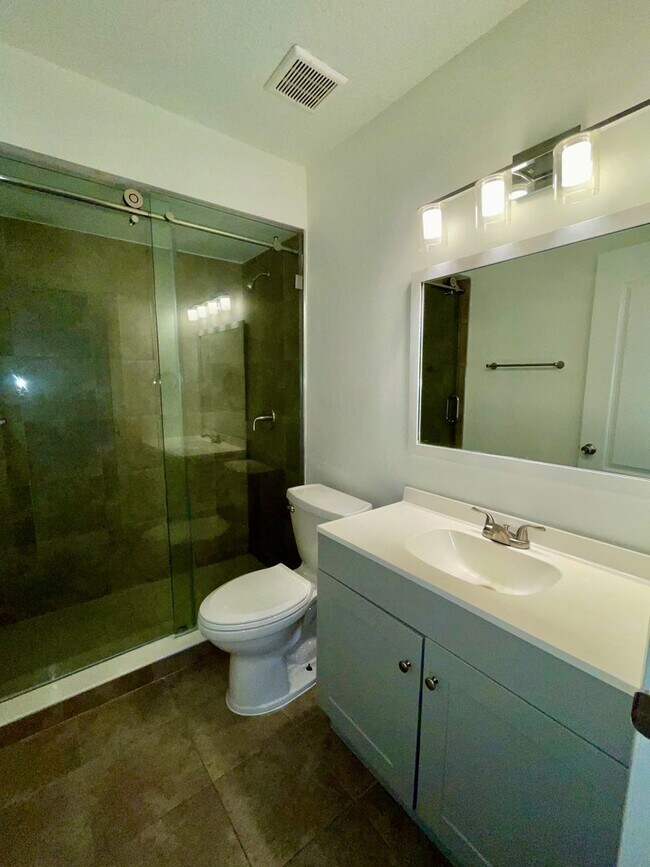 Building Photo - Southern Oaks 2 / 2 with Office & Sun Room