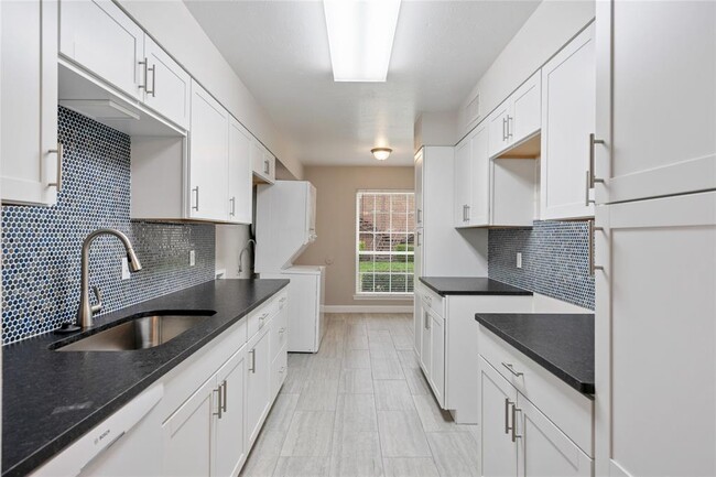 Building Photo - 4010 Ridglea Country Club Dr