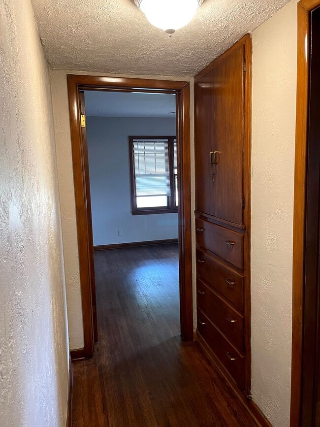 Building Photo - 3 bed 2 bath home