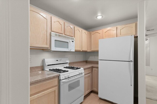 Building Photo - Beautiful 2 Bed 2 Bath ground floor condo in Guard Gated Green Valley Community. 1 Car garage!