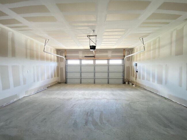 Building Photo - 408 Brody Ln
