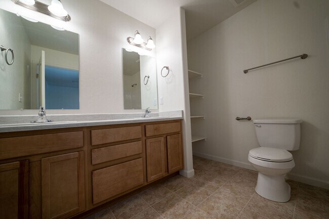 Building Photo - Perfect timing for fall semester! 3 Bedroom 1 1/2 Bath Townhome with Garage