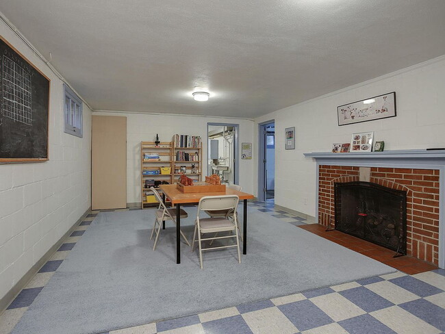 Building Photo - "Charming 3-Bed Home with Granite Elegance...