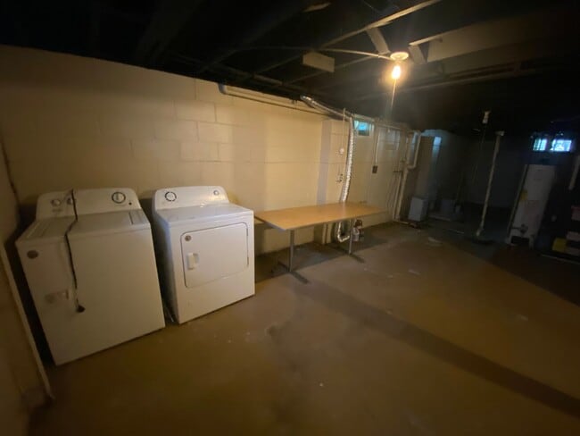 Building Photo - Three Bed, One Bath!