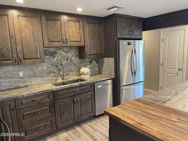 Building Photo - 3511 E Greenway Ln