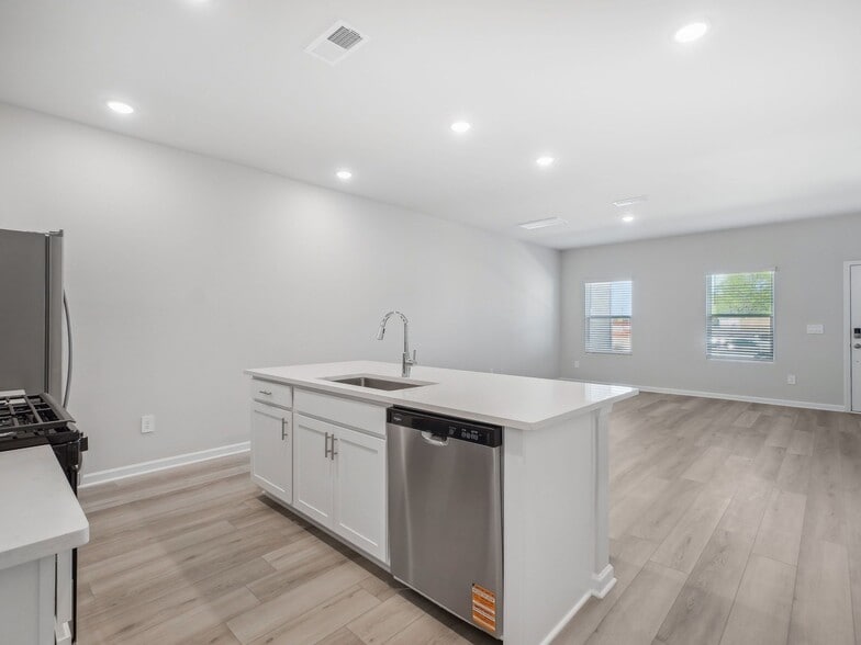 Building Photo - 710 Southland Dr