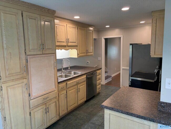 Building Photo - 2109 Villaret Dr SW