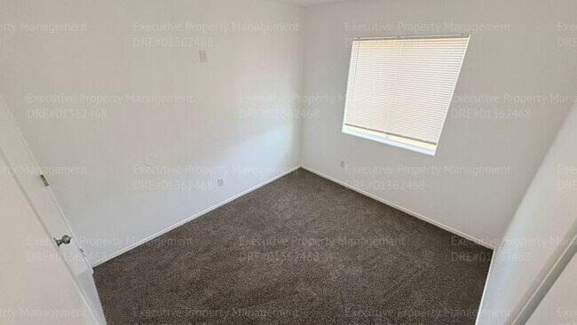 Building Photo - 4 bedroom 2 bathroom home located near S. H St/ Berkshire Rd