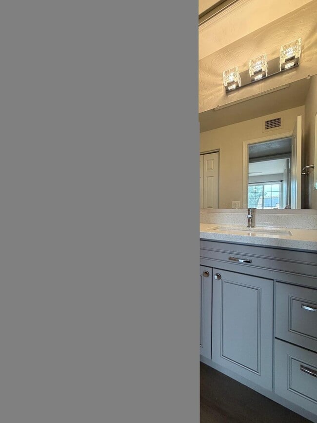 Building Photo - 902 S Surfside Dr