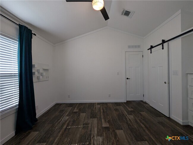 Building Photo - 120 Water Hole Ln