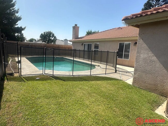 Building Photo - Spacious 3BD/2.5BA Home in Bakersfield's 93311 — HOA Community, Pool, Fireplace, Garage & Small P...