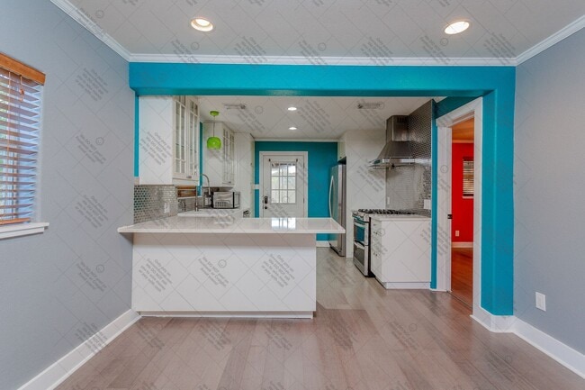 Building Photo - Cozy 2/BR 2/BA One-Level Home with Sunroom & Stainless Steel Kitchen