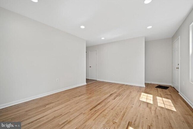 Building Photo - 228 Carroll Dr