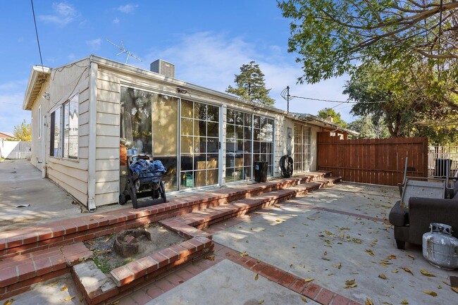 Building Photo - Gorgeous 3-Bedroom Home in Reseda!