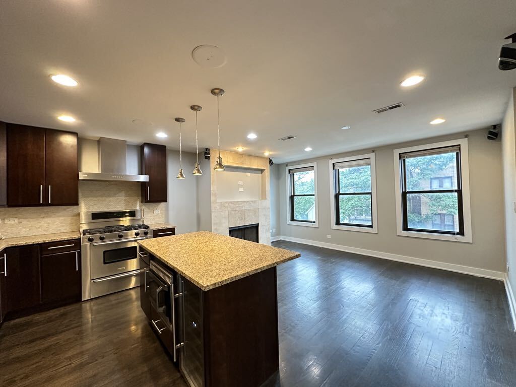 Building Photo - 907 N Damen Ave