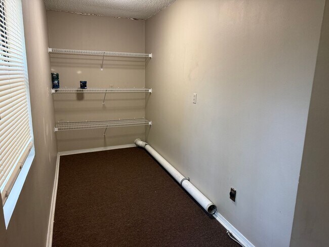 Building Photo - 127 Rolling Oaks Dr
