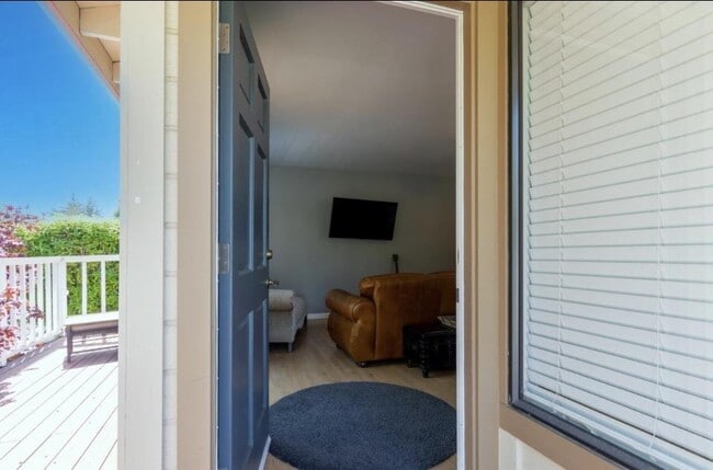 Building Photo - 515 Corcoran Ave