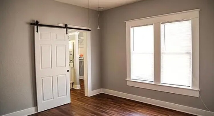 Master bedroom - 515 W Agarita Ave