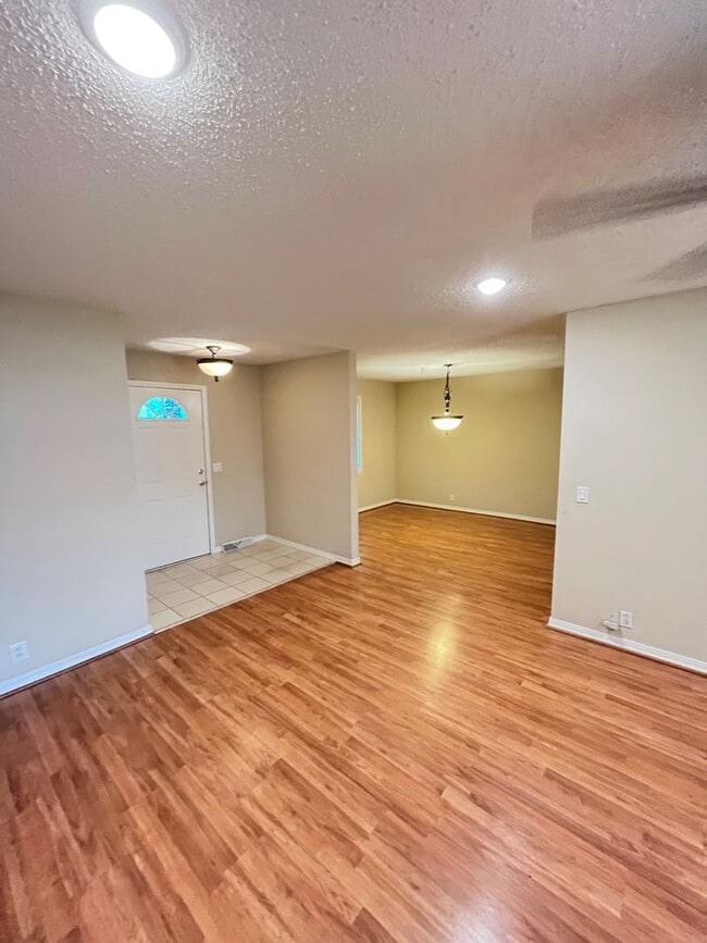 Building Photo - 3 bedroom 2 bath home in Rogers / fenced b...