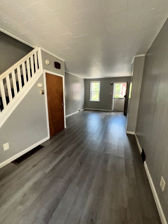 Building Photo - 3 Bedroom, 1 Bath Home Available For Rent