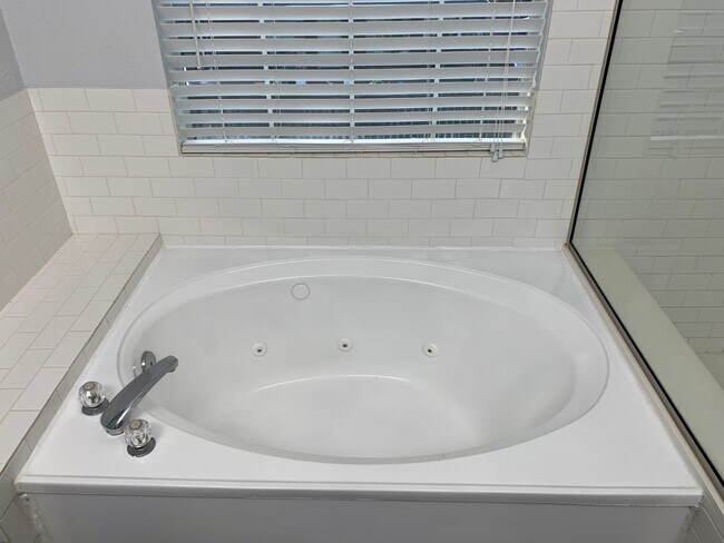 Building Photo - 2002 Summerall Ct