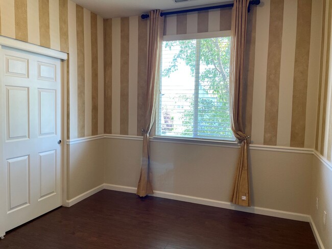 Building Photo - 2 Bedroom / 2.5 Bathroom Reno Home