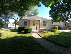 Building Photo - 2 bed 1 bath Royal Oak ranch