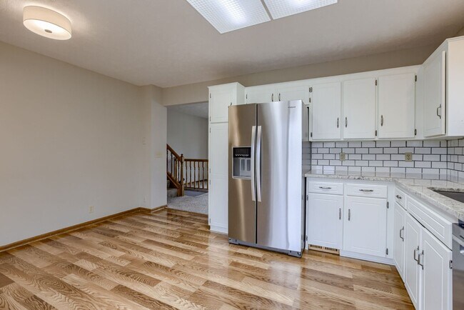 Building Photo - Updated Kitchen!