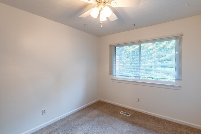 Building Photo - 110 Woodlake Dr