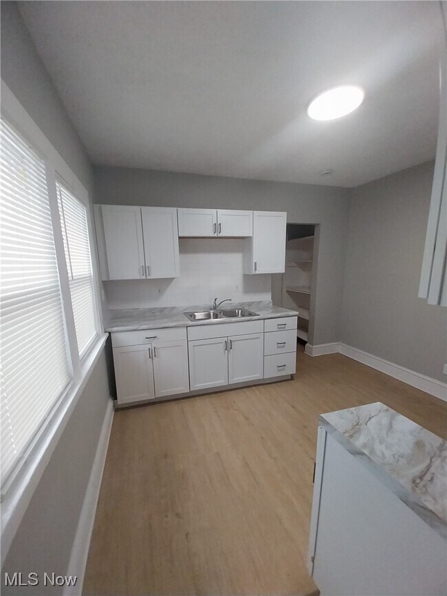 Building Photo - 1635 Hillcrest Rd