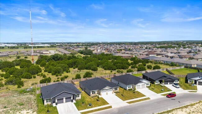Building Photo - 911 Sevenleaf Ln
