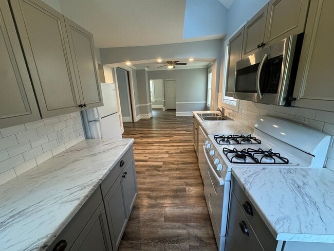 Building Photo - Spacious 2BR Duplex with Laundry Hookups + Big Yard